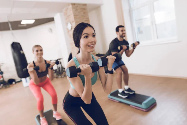 People do exercises with dumbbells together. — Stock Photo, Image