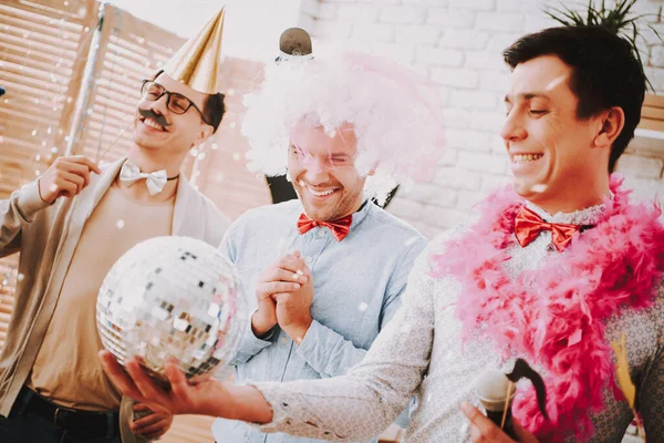 Геи в галстуках-бабочках с дискотечным мячом на вечеринке. — стоковое фото
