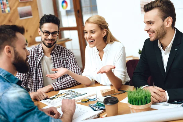 Menina em uma blusa fala com colegas à mesa. — Fotografia de Stock