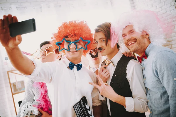 Gay chicos tomando selfie en teléfono en fiesta. — Foto de Stock