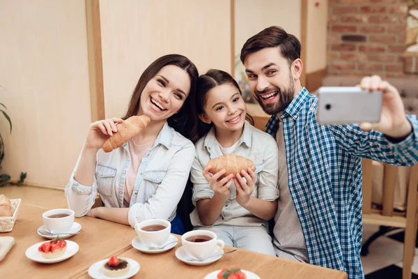 Jong gelukkig familie nemen selfie in cafetaria. — Stockfoto