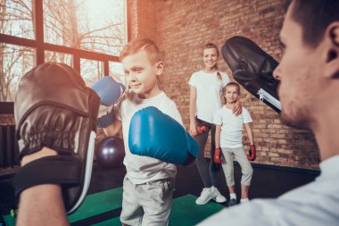 Eldivenli adam babasıyla spor salonunda boks yapıyor.. 