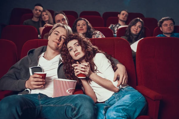 Pareja enamorada viendo melodrama en el cine —  Fotos de Stock