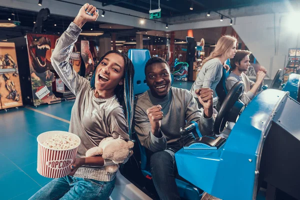 Black woman and man in an entertainment center. — Stock Photo, Image