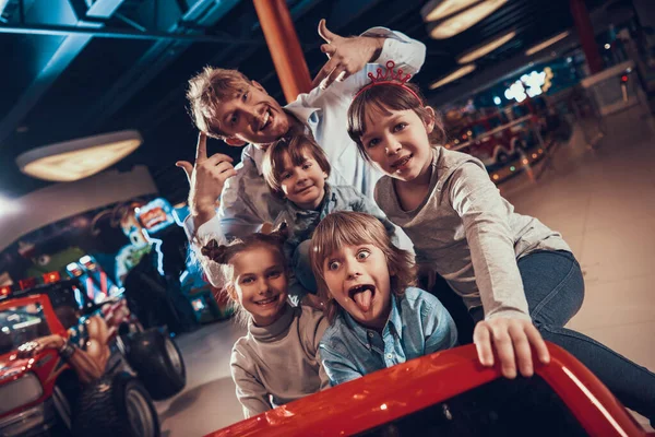 Papá con niños se divierten en el centro de entretenimiento —  Fotos de Stock