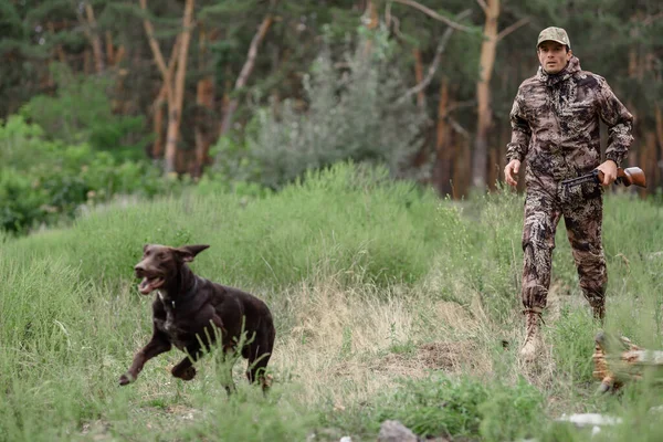 Hunter está corriendo con perro Animal Chasing Concept. — Foto de Stock