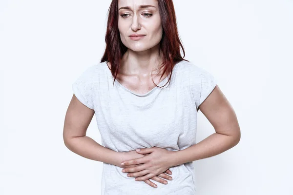 Una mujer blanca tiene dolor de estómago.. — Foto de Stock