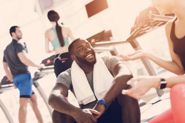 Kız, spor salonunda bir adamla konuşuyor..