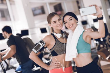 Kızlar oturumlar arasında iletişim kurar ve selfie çekerler..