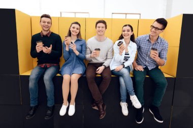 Bir grup insan kahve içerken konuşuyor..