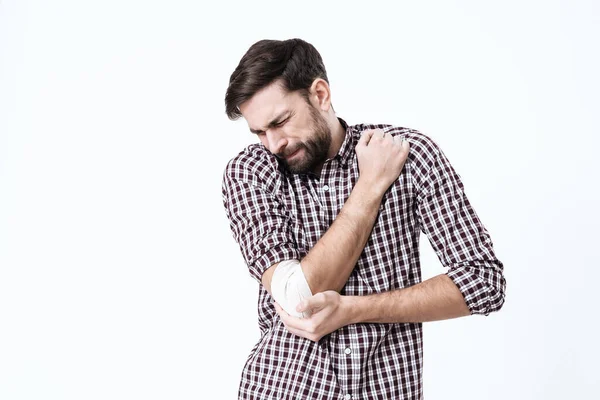 Un uomo con un forte dolore al polso. — Foto Stock