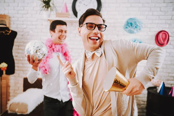 Hombre gay con gafas bailando con amigos. — Foto de Stock