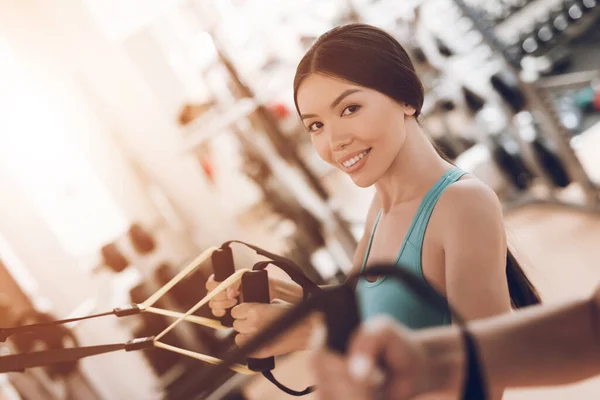 Chica balanceándose en el gimnasio y mirando a la cámara. — Foto de Stock