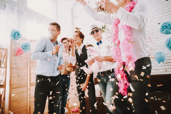 Mannen i hatt och glasögon har kul på gayfest. — Stockfoto