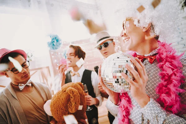 Hombre con bola disco en sus manos sonriendo. — Foto de Stock