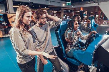 Eğlence merkezinde genç çiftler birlikte..