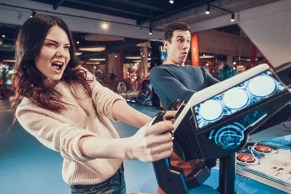 Mujer jugando emocionalmente a videojuegos. — Foto de Stock