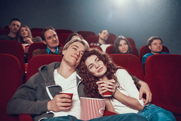 Hombre y mujer juntos en una sesión de cine. —  Fotos de Stock