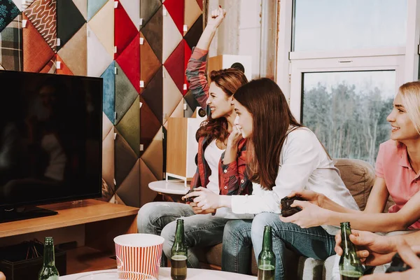 Women are sitting on the couch watching the screen — Stock Photo, Image