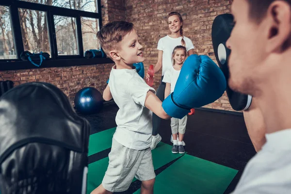 Guy traint om te boksen met papa in de sportschool. — Stockfoto