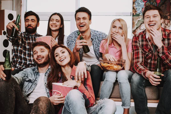 Groupe d'amis regardent le film à la maison. — Photo