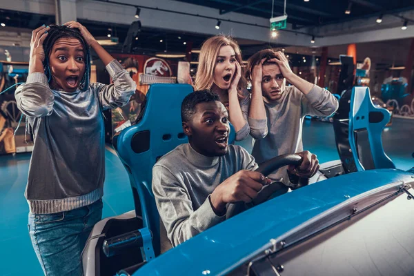  Oyun makinesinin direksiyonundaki adam..