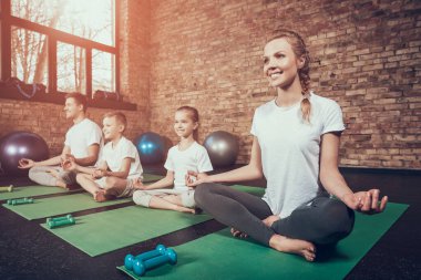 Neşeli anne lotus pozisyonunda oturuyor.. 