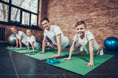 Genç aile yerden şınav çekiyor.. 