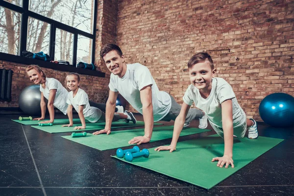 Genç aile yerden şınav çekiyor.. 