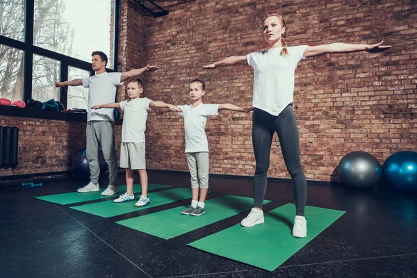 Sport Family Doing Ćwiczenia w klubie fitness. — Zdjęcie stockowe