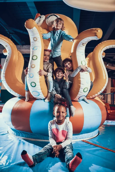 Crianças alegres estão sorrindo enquanto se divertem. — Fotografia de Stock