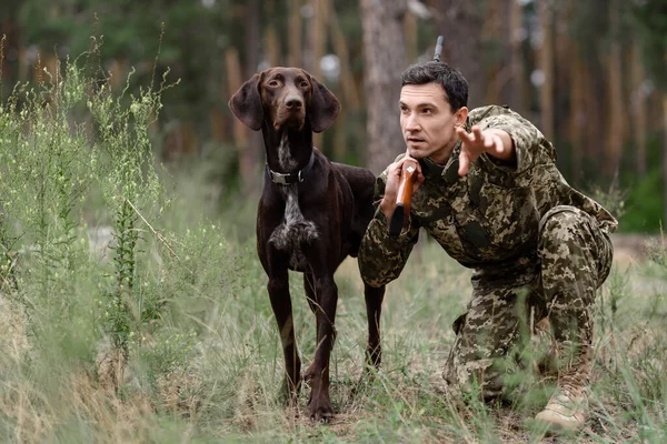 Mejor hombre de raza de perro de caza con rifle en el bosque. — Foto de Stock