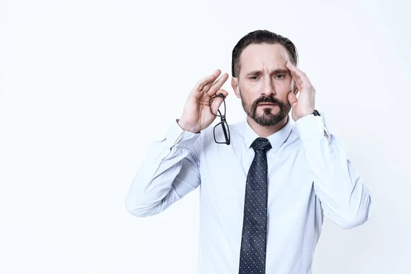 Un hombre mira a la cámara y sostiene sus manos en la cabeza. — Foto de Stock