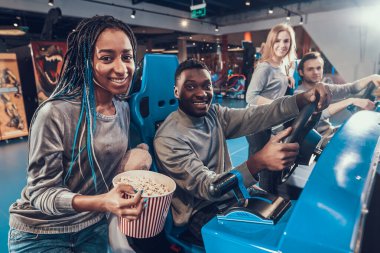 Afrikalı Amerikalı bir adam direksiyonda oturuyor.. 