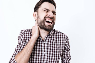 Adamın boynu çok ağrıyor.. 