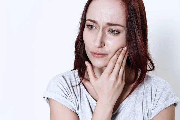 La mujer siente dolor oral en la boca. — Foto de Stock