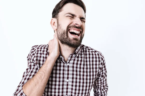 Adamın boynu çok ağrıyor.. 