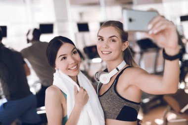 Kızlar oturumlar arasında iletişim kurar ve selfie çekerler..