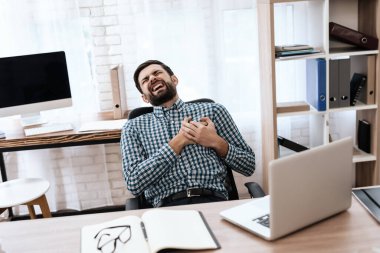 Bir adam masada oturur ve şiddetli bir acı hisseder.. 