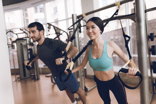 Chica y chico están entrenando juntos en el gimnasio. — Foto de Stock