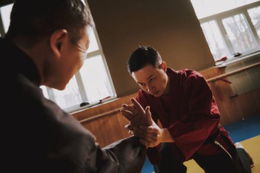 Kırmızı kimonolu bir adam acı verir.. 