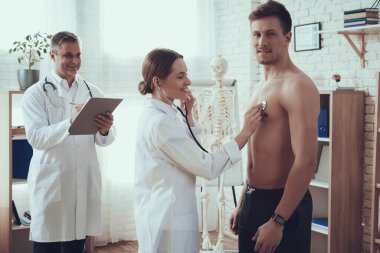 Doktor steteskopla kalbi dinliyor..