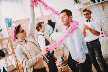 Evdeki partide eşcinseller müzikle dans ediyor..