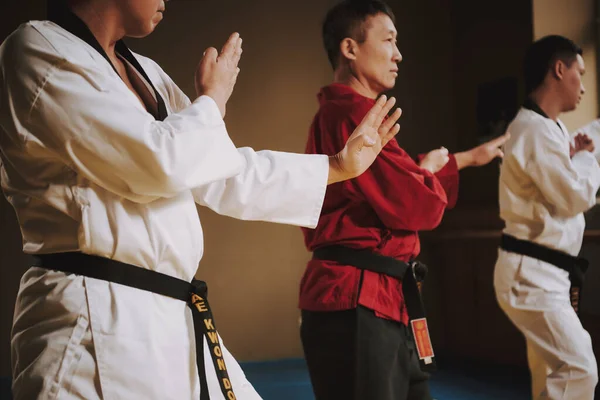La gente pratica le tecniche di karate in palestra. — Foto Stock