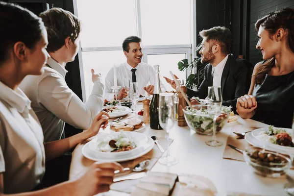 Een man met een jarige zit aan een tafel.. — Stockfoto