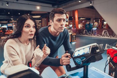 Video oyunları oynayan bir adamı destekleyen bir kadın.. 