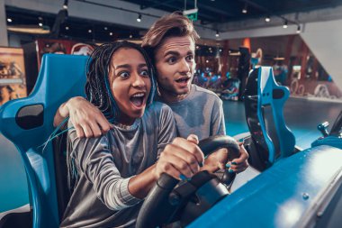 Korkmuş bir kadın arabanın direksiyonuna tutunuyor..