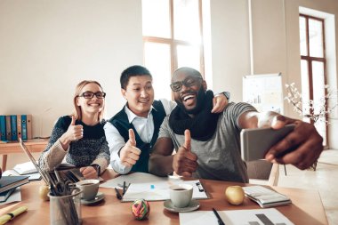 İnsanlar masaya oturur ve süper jest yaparlar..