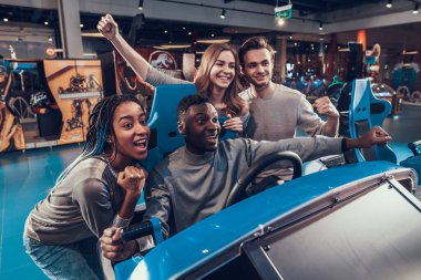 İnsan arkadaşlarıyla yarış kazandığı için mutlu.. 