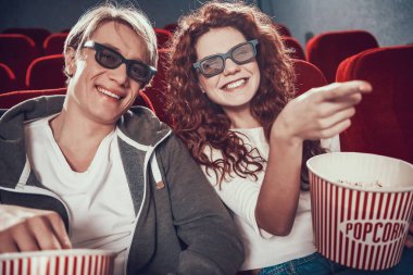 Bir adam ve bir kadın sinemaya birlikte geldiler..